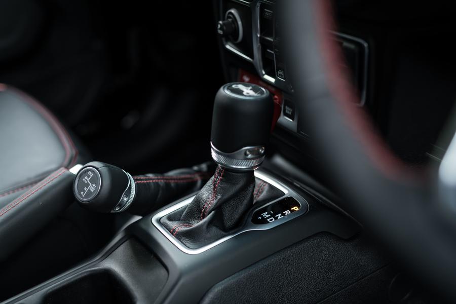 Детали интерьера Jeep Wrangler Unlimited Rubicon (JL) 2019 года  (JP) (фото 8 из 18)